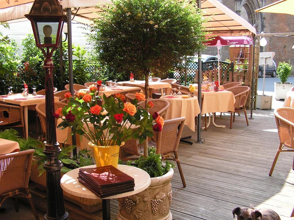Hotel Restaurant Henri IV 에오즈 외부 사진